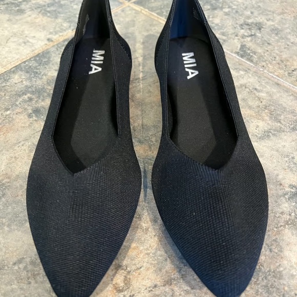 NWOB Mia Kerri Pointed Toe Flats Sz 6.5M - Picture 3 of 8